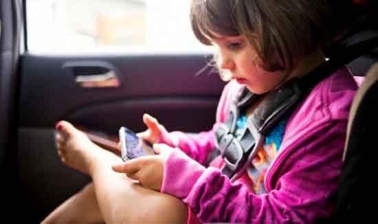 Không nên cai điện thoại cho bé bằng cách này