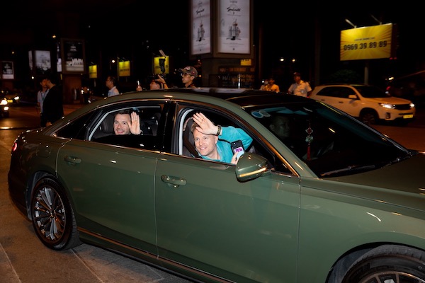 Westlife thân thiện tại sân bay với fan Việt Nam