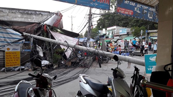 TP.HCM: Gãy trụ điện, nhiều người suýt chết