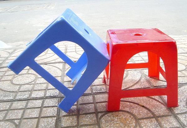 Lý do chiếc ghế nhựa có lỗ tròn ở giữa