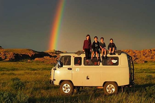 Cả gia đình cùng đi khắp thế giới trước khi các con bị mất thị lực vĩnh viễn