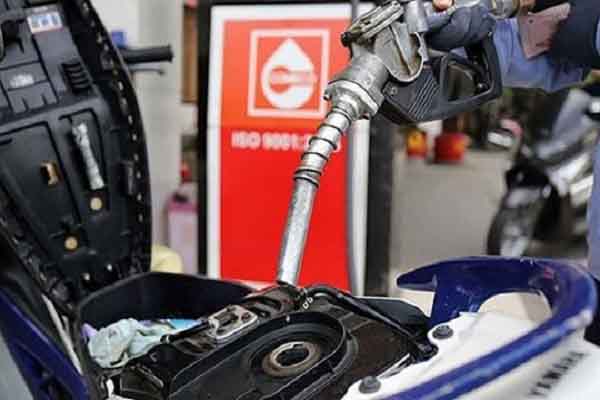 Đề xuất giảm một nửa thuế nhập khẩu để kìm giá xăng