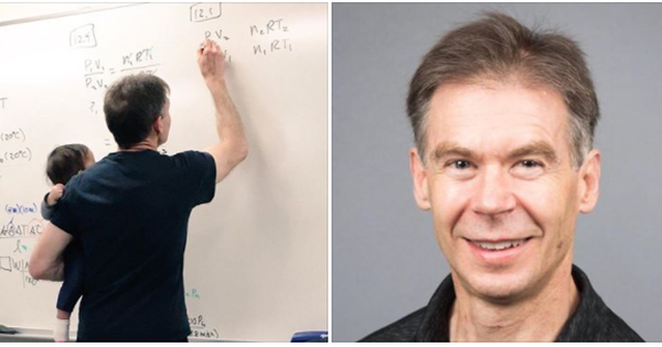 Cảm động hình ảnh một giáo sư vừa bế con vừa giảng bài