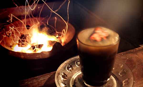 Độc đáo ly cà phê kèm than cháy hừng hực