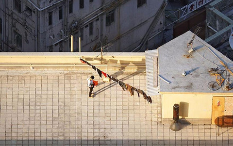 Bộ ảnh chụp cảnh sinh hoạt chân thực trên những mái nhà cao tầng