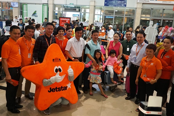 Nhộn nhịp sân bay, hành khách bất ngờ nhận quà “Xuất nhập bình an”