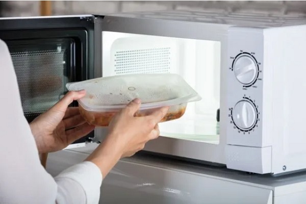 Dùng nhựa trong lò vi sóng, ảnh hưởng tới sức khỏe thế nào?