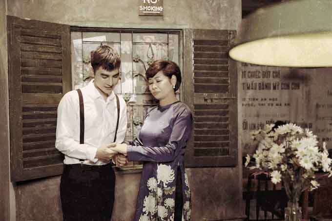 Hotboy gây chú ý khi chụp ảnh cưới cùng mẹ