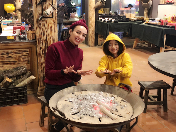 Con gái Ngọc Diễm chủ động leo 600 bậc thang để lên đỉnh Fansipan