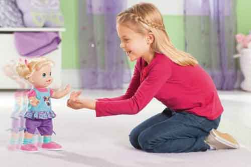 Nghiên cứu mới cho thấy chơi với búp bê giúp trẻ phát triển sự đồng cảm (Kỳ I)