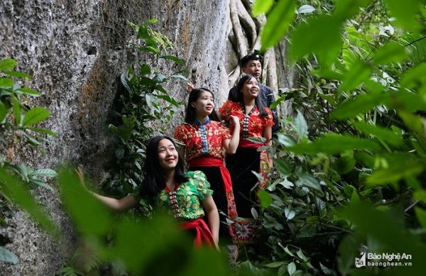 Khám phá bí ẩn hang động bên rừng săng lẻ lớn nhất miền Tây xứ Nghệ