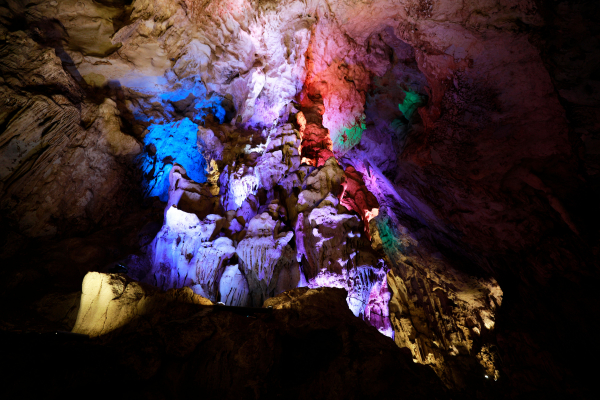 Choáng ngợp trước cảnh đẹp của hang Chim Thần