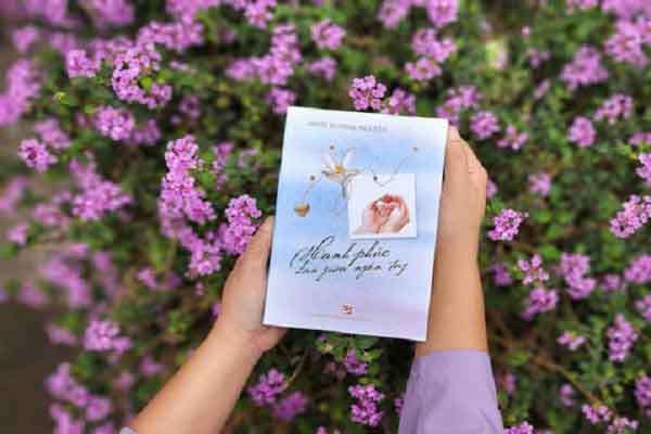 Hạnh phúc đan giữa ngón tay