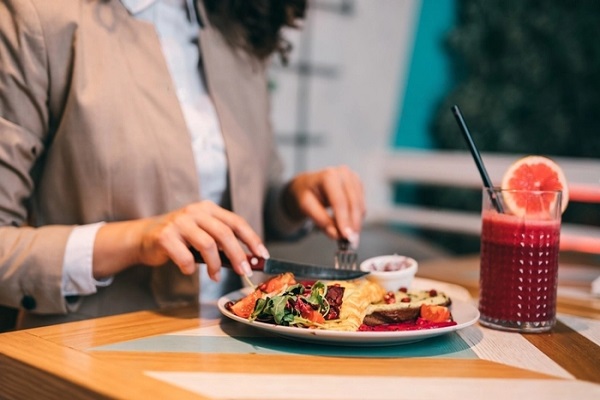 Hẹn hò một mình có thực sự là xu hướng nổi bật hiện nay?