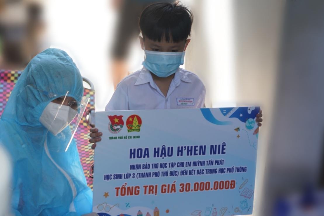 Hoa hậu H’Hen Niê trao tiền hỗ trợ cho cậu bé mất mẹ vì COVID-19