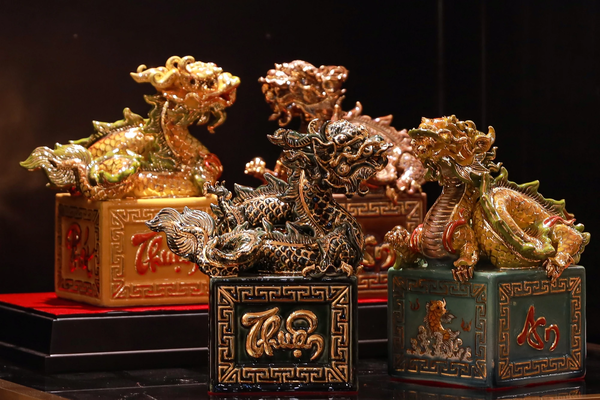 Nghệ nhân Bát Tràng chào tết Giáp Thìn 2024 với ấn ‘Hoàng đế chi bảo’