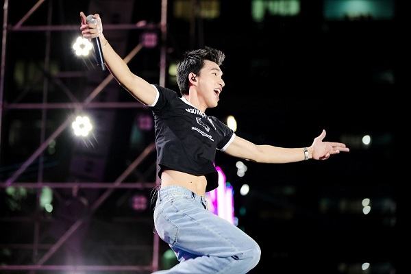 HIEUTHUHAI mặc crop top có phải là mới lạ?