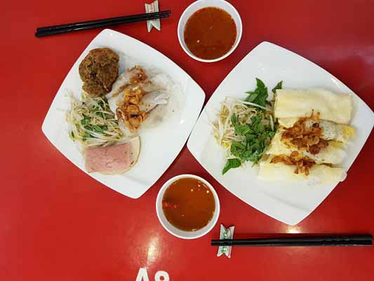 Người Sài thành rủ nhau đi ăn bánh cuốn nóng đắt nhất, lâu đời nhất