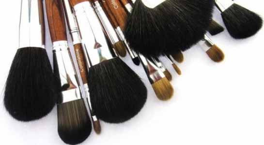 Bạn đã biết cách vệ sinh dụng cụ trang điểm?