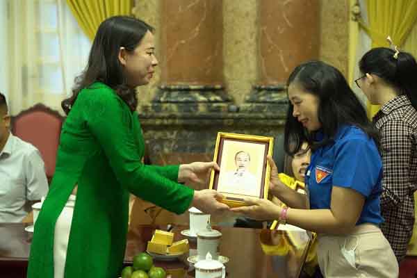 Trần Ngọc Điệp – Cô giáo khuyết tật đầy nghị lực và tài năng