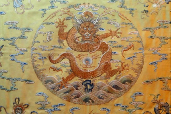 Khám phá những ý nghĩa văn hóa và lịch sử sâu sắc từ long bào của Trung Quốc