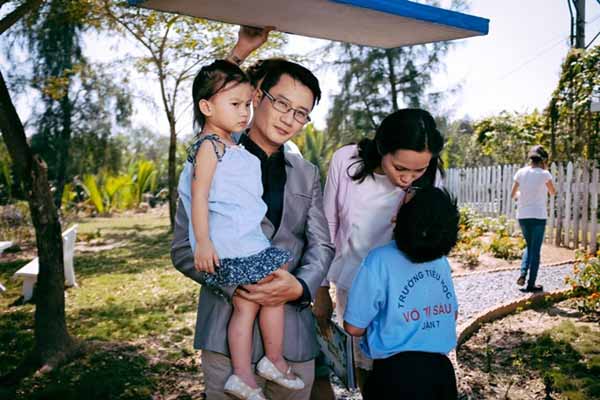 Hoàng Bách lần đầu tiết lộ bệnh tình khiến lông mày rụng, cáu gắt với tất cả