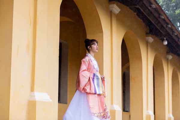 Hình tượng thuần Việt của Hoàng Duyên trong MV ‘Em sẽ báo công an’