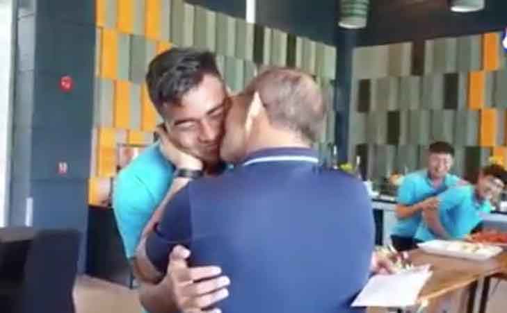 HLV Park Hang-seo hôn tân binh U23 Việt Nam trong ngày sinh nhật