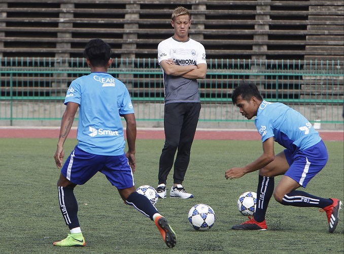 Danh thủ Keisuke Honda lần đầu huấn luyện tuyển Campuchia