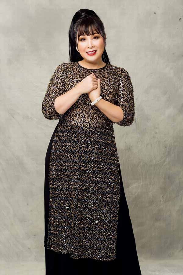 Nghẹn ngào khoảnh khắc Hồng Vân ôm di ảnh Anh Vũ ở sân bay