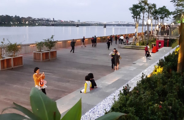 Sông Hương có cầu đi bộ bằng gỗ lim thơ mộng