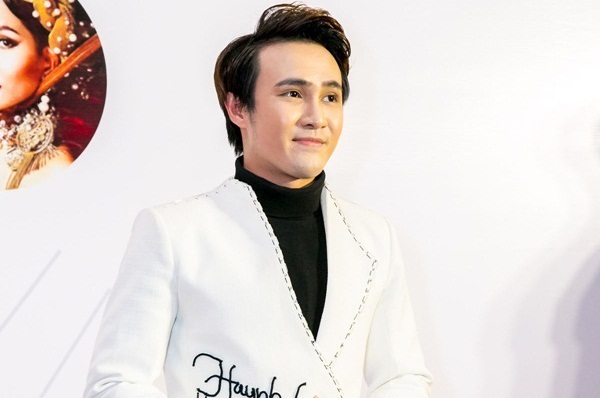 Huỳnh Lập chạy xe ôm đi nhận cùng lúc hai giải thưởng