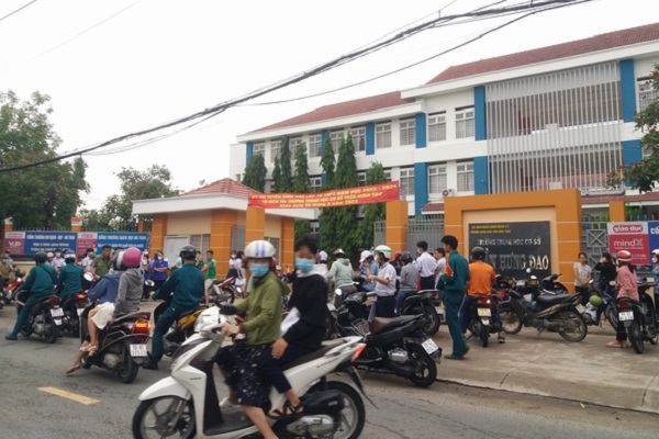 Không khí đông người từ sáng sớm trước cổng trường các điểm thi vào lớp 10 tại TP.HCM