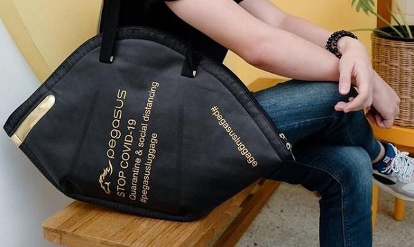 Túi xách hình khẩu trang độc đáo của nhà mốt Thái Lan