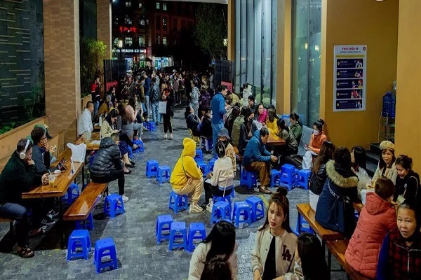 Khổ sở chờ mua hồ sơ cho con vào lớp 1 tại Hà Nội