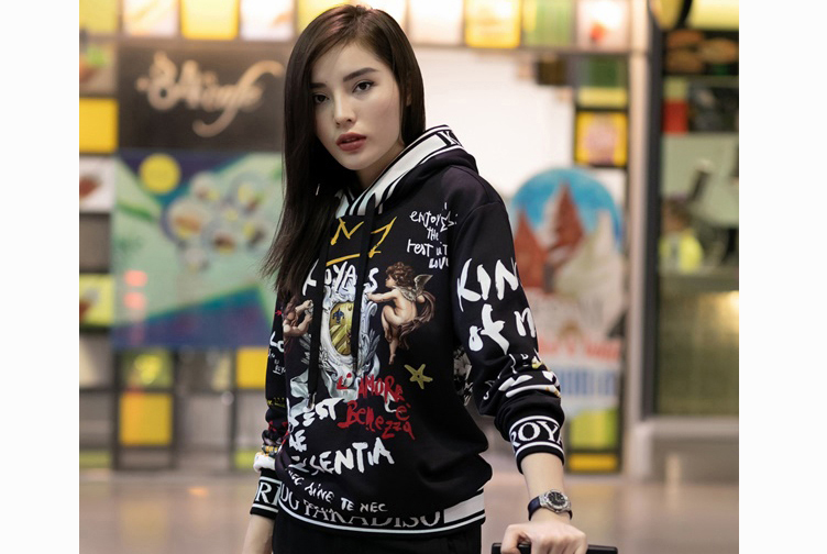 Kỳ Duyên xuất hiện thời thượng khi đi dự Paris Fashion Week