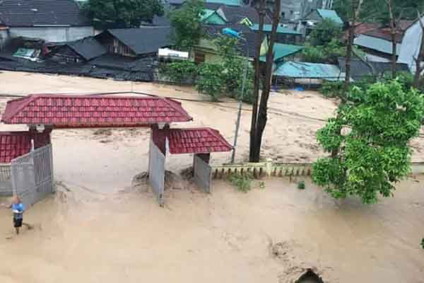Lũ quét kinh hoàng cuốn trôi nhà và ô tô tại Nghệ An