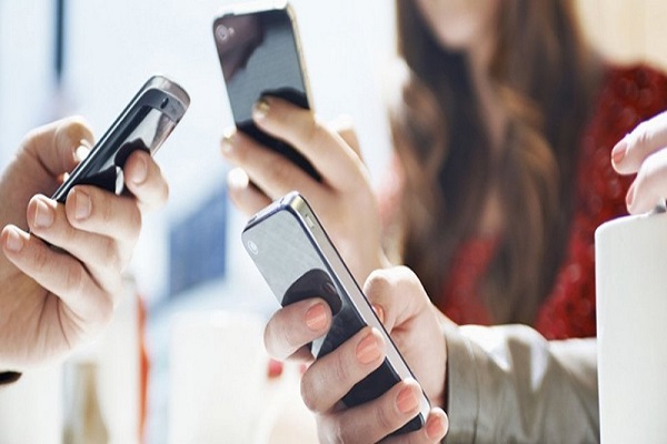 Cơ thể con người sẽ ‘biến dạng’ đáng sợ nếu quá lạm dụng smartphone