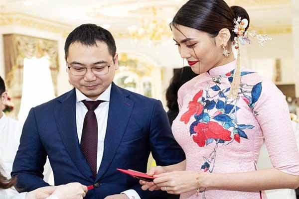 Dâu mới Lan Khuê sánh đôi chồng đại gia nhận lì xì trong biệt thự dát vàng của gia tộc giàu có