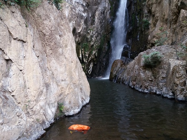 Dù đã tìm được nhưng lại nan giải việc đưa xác phượt thủ ra khỏi thác nước