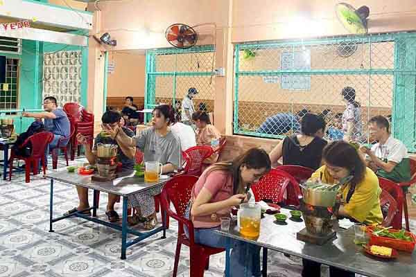 Những hàng, quán ở TP.HCM với tên gọi nghe… rùng mình mà vẫn đông khách