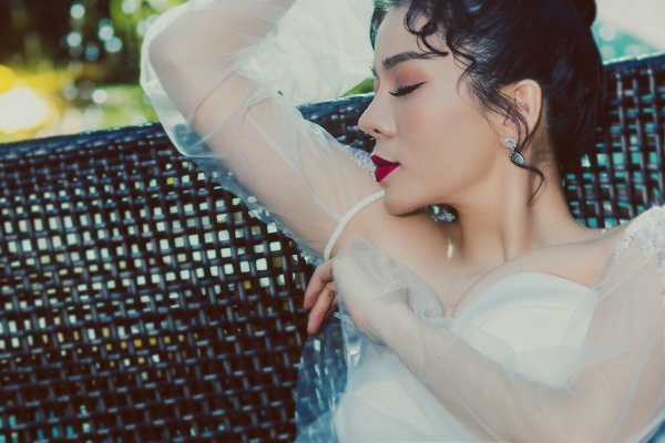 Nóng: Lệ Quyên bất ngờ mặc váy cưới