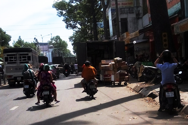 Đường Lê Hồng Phong thành bến xe dù, người dân than khổ