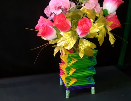 Từ que kem có thể tạo ra lọ hoa nhiều màu