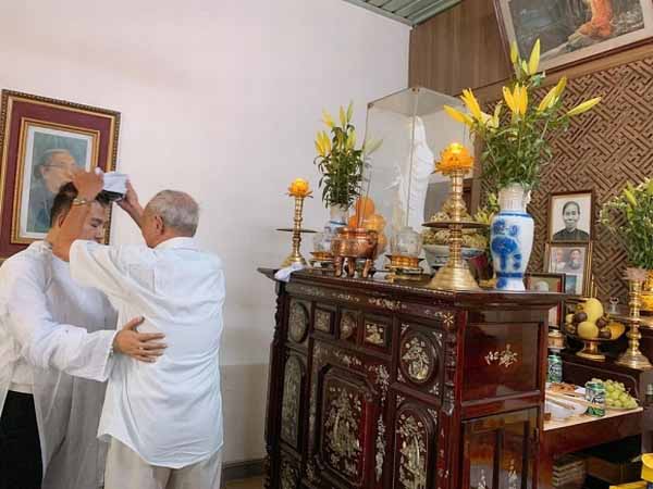 Long Nhật đeo khăn trắng, sụt sùi khóc trong đám tang Vương Bảo Tuấn