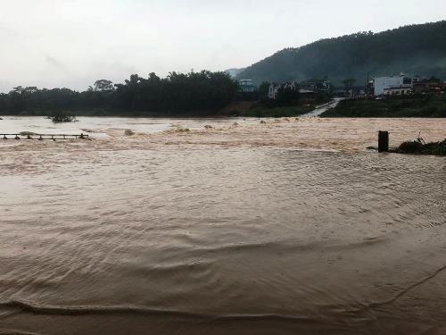Một cán bộ trại giam ở Quảng Ninh bị lũ cuốn trôi