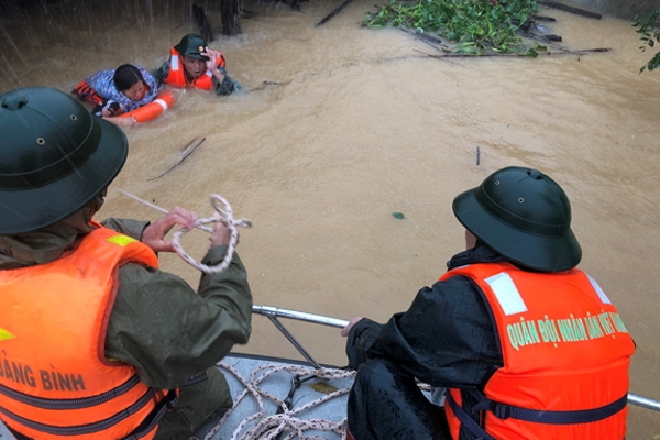 Bão mới giật cấp 14, tiếp tục mưa rất lớn tại miền Trung