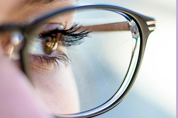 Xước mắt kính dù một vết nhỏ cũng ảnh hưởng tới thị lực