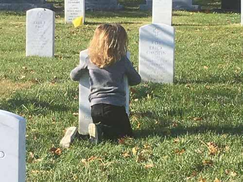 Hai đứa con không muốn rời xa người cha đã mất