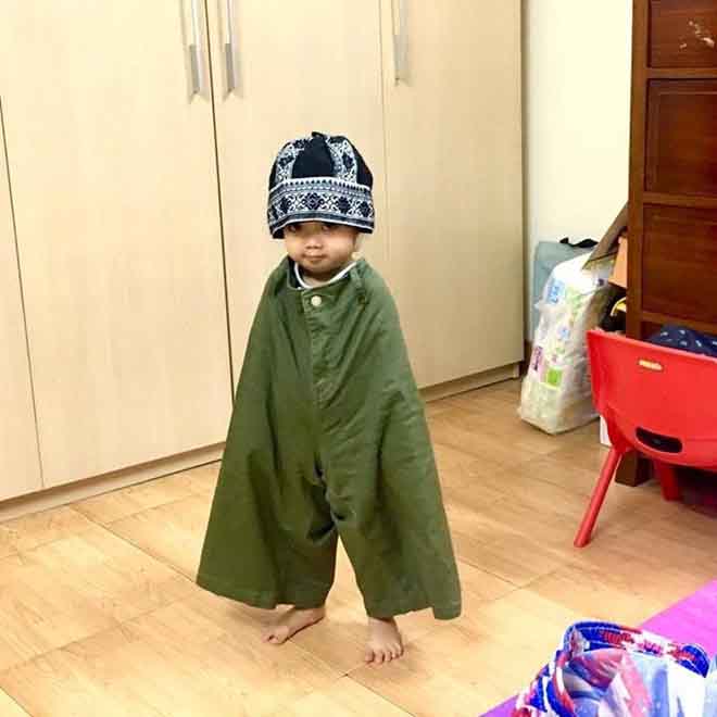 Một cô bé 2 tuổi mặc thử… quần của bố